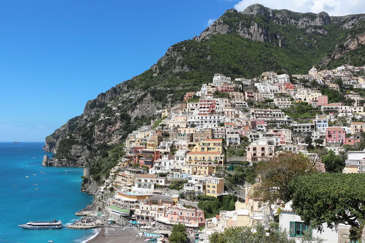 Positano cayendo por el acantilado hacia el mar turquesa